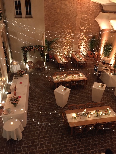 mariage intimiste, guirlandes led, éclairage salle mariage, décoration salle , lumières d'ambiance, espace cocooning, bougies, bougeoirs
