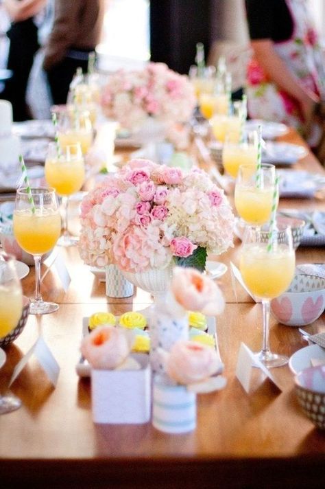 brunch , jus d'orange , décoration tables , fleur, tables ,mariage sur trois jour en Provence 