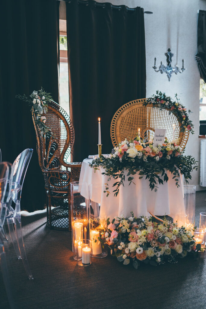 renouveler ses voeux à Dijon, table des mariés, table à deux, fleurs, 