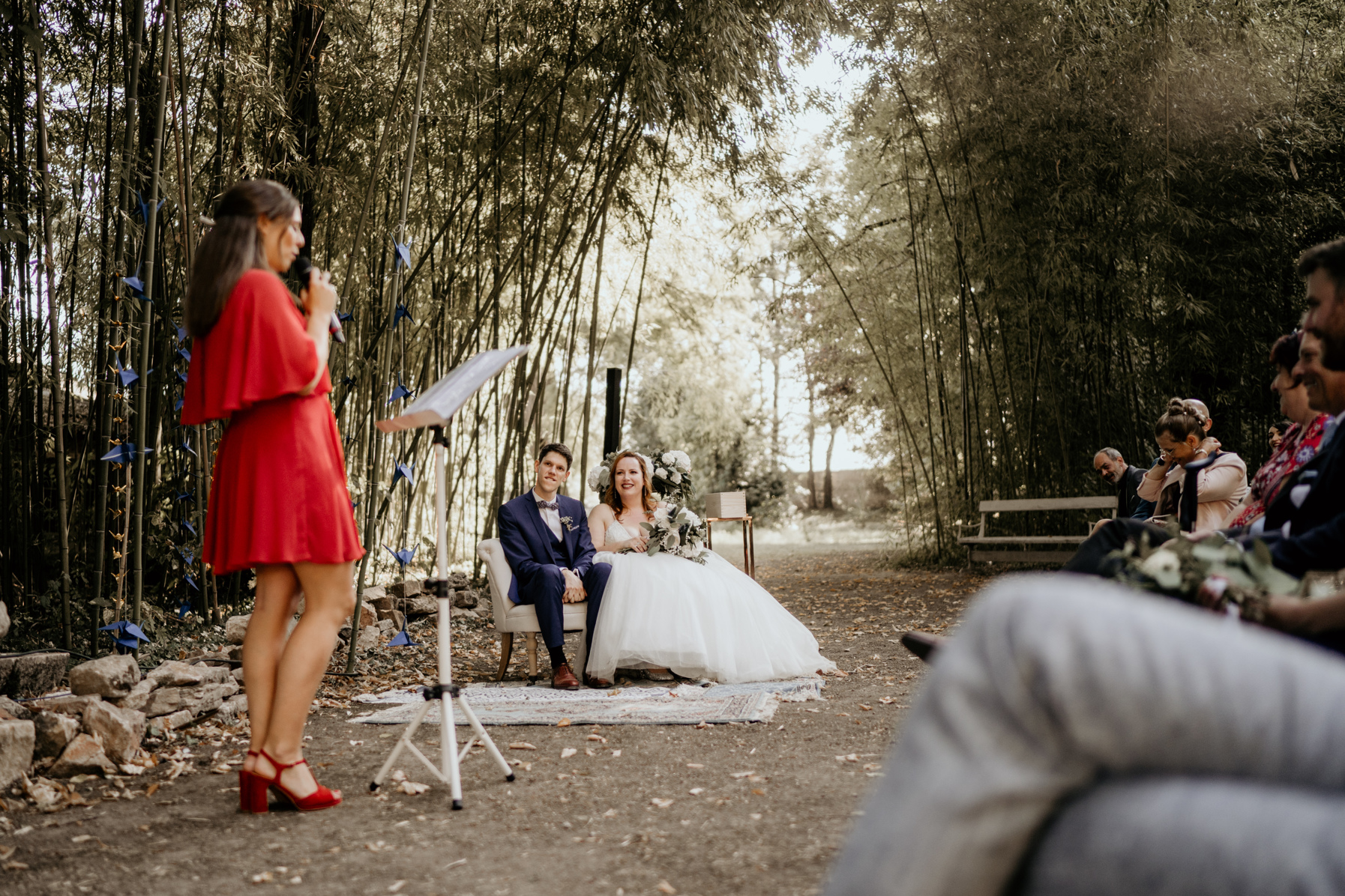 officiante de ceremonie laique rhone red dress wedding planner lyon organisation mariage beaujolais