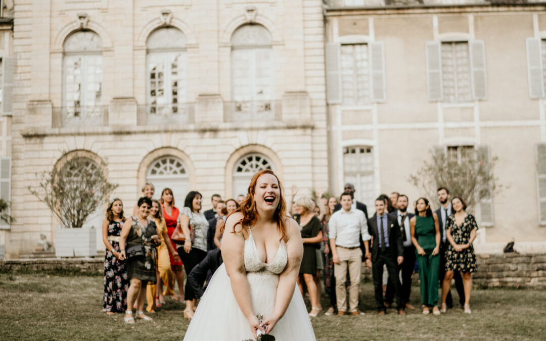 mariée, robe blanche, lancer de bouquet, animation, mariage, invités, jeunes femmes