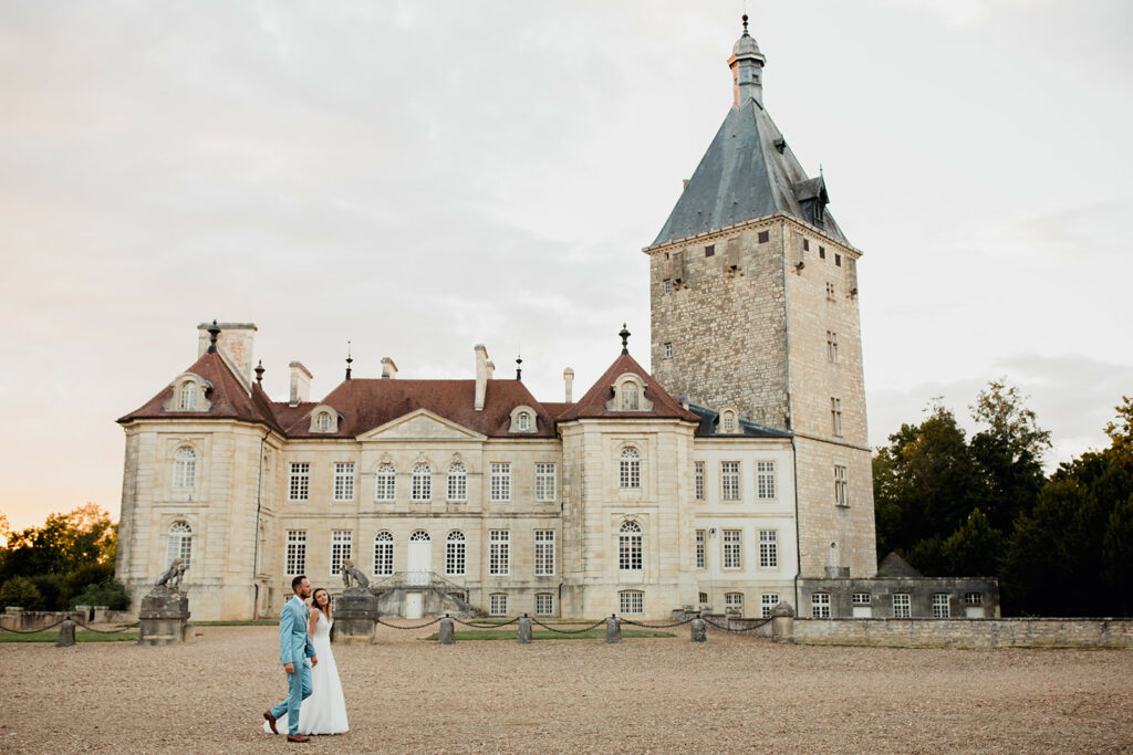 mariage, couple, mariés, château, lieu de mariage, wedding planner, wedding day, costume bleu, robe blanche