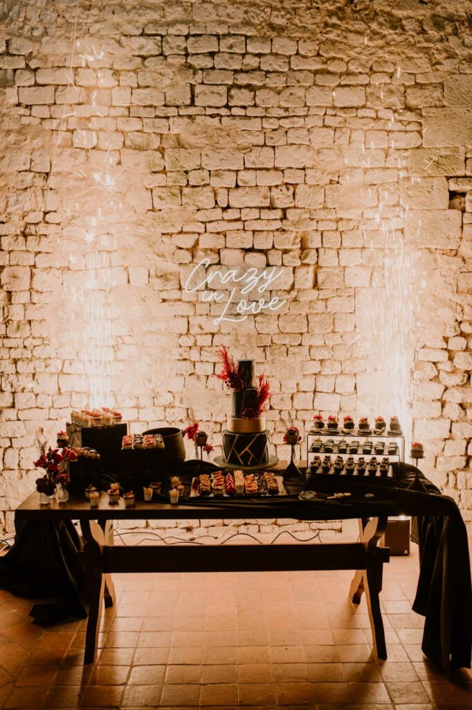 table des desserts et wedding cake sur un mariage d'automne en Normandie inspiration Harry Potter