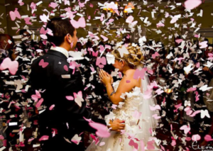 Pétales de roses, confettis, cérémonie laïque, cérémonie de mariage, mariage, cérémonie