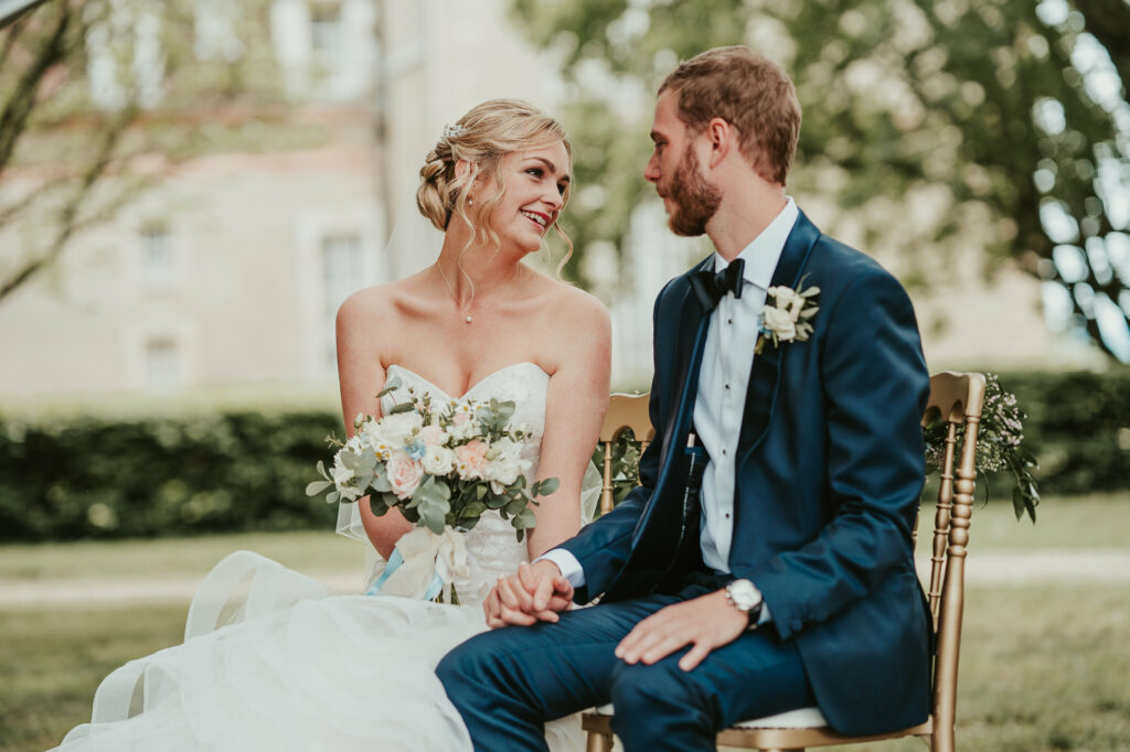 Couple, cérémonie, laïque, mariage, costume bleu , robe