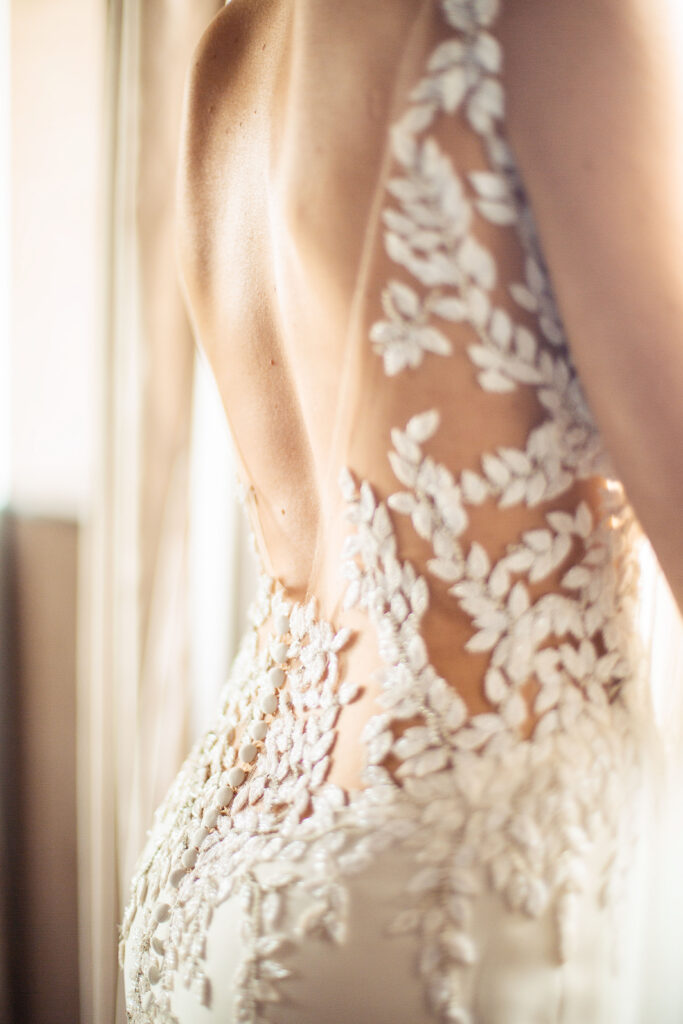 Robe de mariée avec détail dans le dos