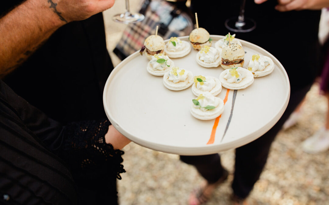 Pourquoi choisir un cocktail dînatoire pour votre mariage ?
