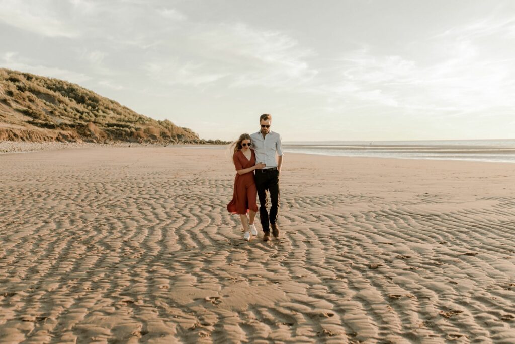  couple sur la plage faisant leur photos de séance d'engagement au Québec