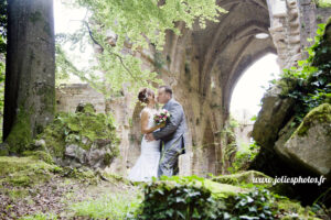 Se marier en Champagne : Séance photos d'un couple de mariés dans les ruines du'une abbaye 