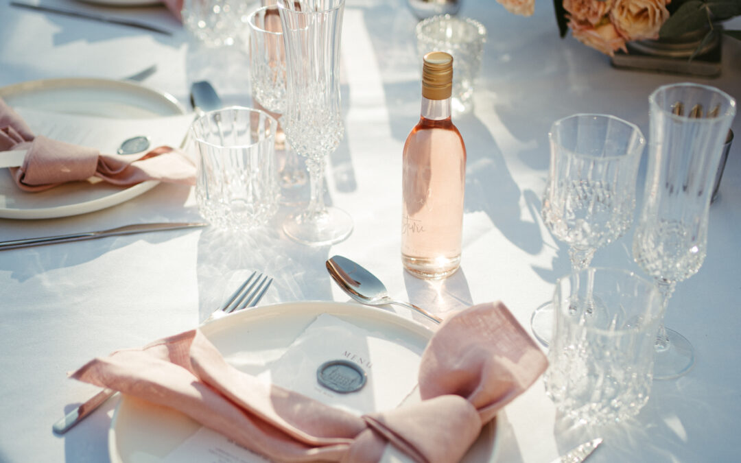 mariage haut de gamme, cadeau invité petite bouteille de rosé, table, décoration, vaisselle, vintage