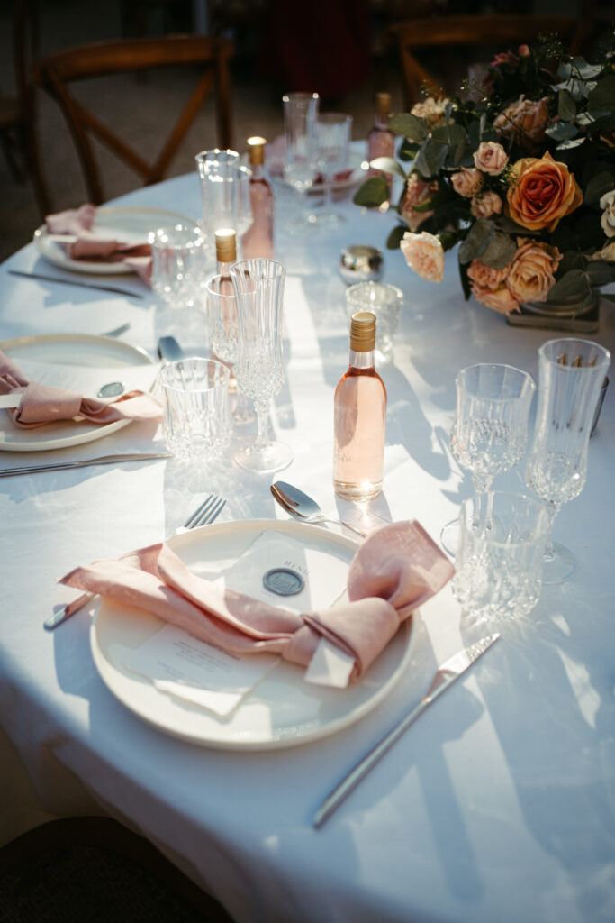 mariage haut de gamme, cadeau invité petite bouteille de rosé, table, décoration, vaisselle, vintage