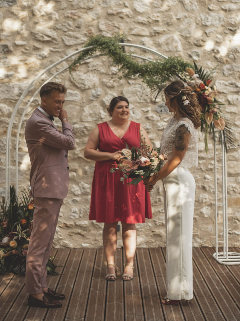 Combi de mariage, mariée en pantalon, cérémonie laique, voeux, costume rose de marié, officiante de cérémonie, mariage exotique