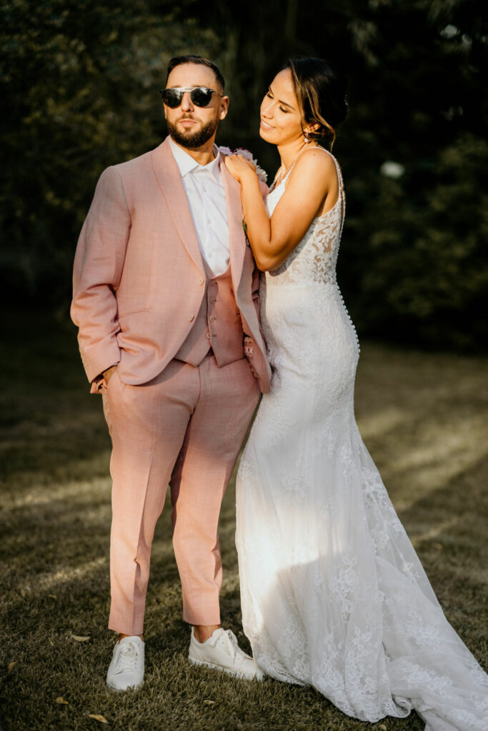 costume rose, avantages d'un mariage en semaine