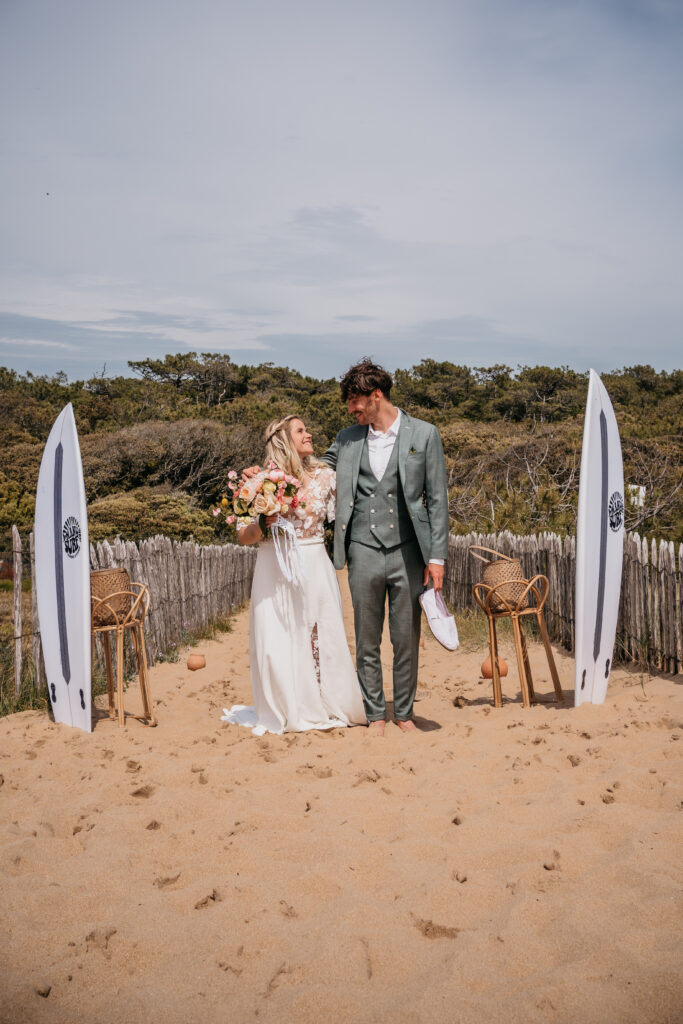 Deux mariés à la plage, wedding Planner, sable, mer