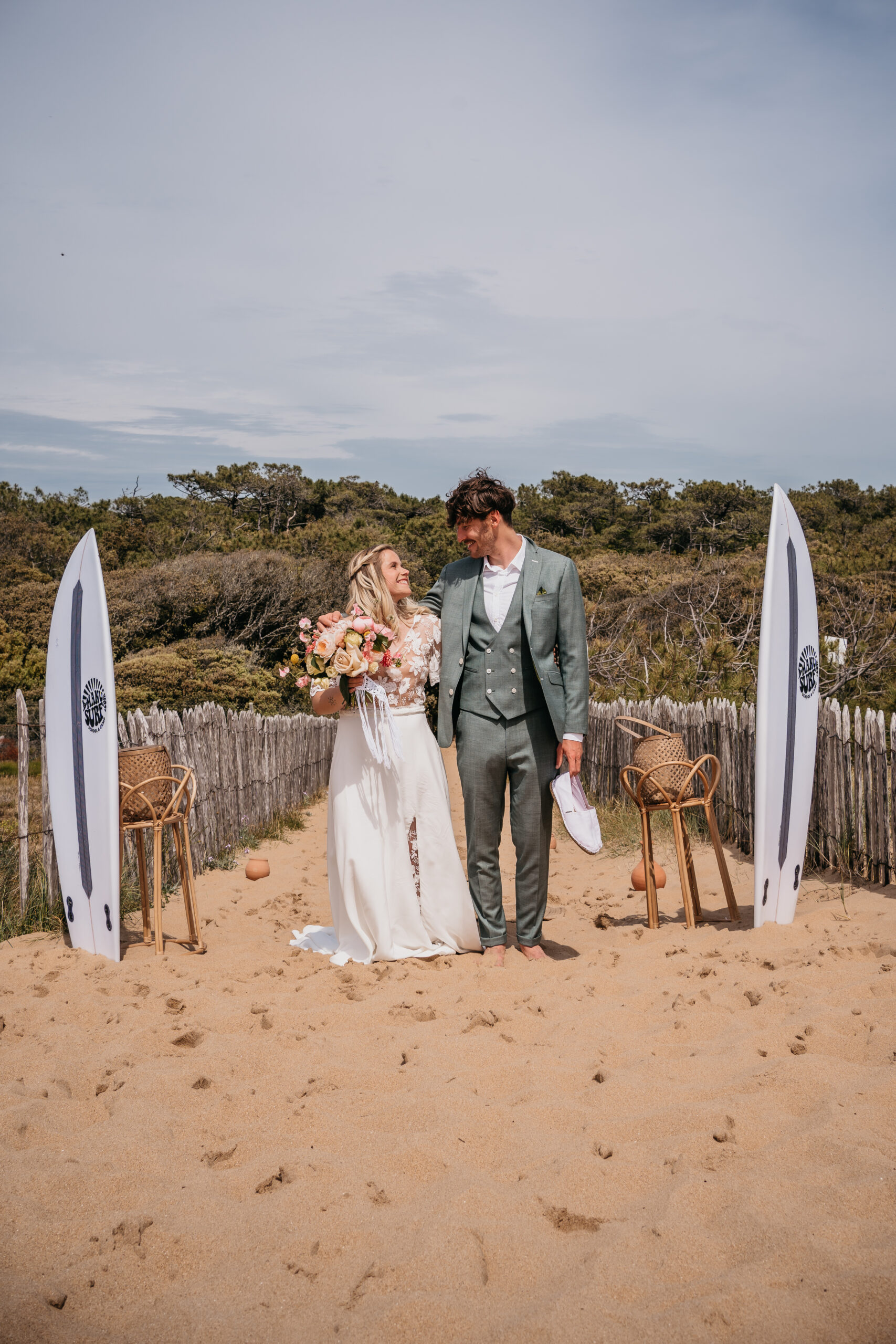 Deux mariés à la plage, wedding Planner, mariage à la plage en Gironde 
