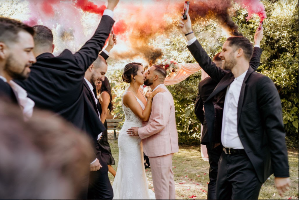 Sortie cérémonie pour votre mariage en Normandie : les fumigènes 