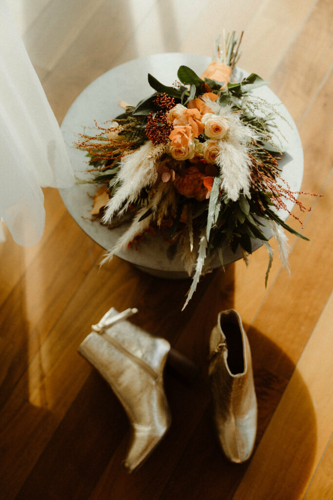 Bouquet très moderne et original avec ses pampas et ses fleurs séchées. Il conviendra parfaitement pour un mariage sur le thème bohème.