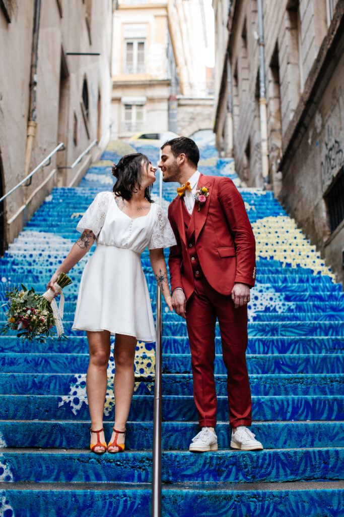 Couple, photo de couple, mariés, séance de photo de couple, rue, bleu