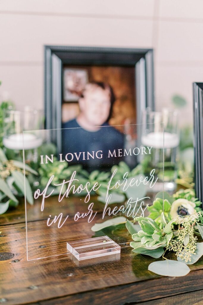 Rendre hommage avec des photos sur une table 