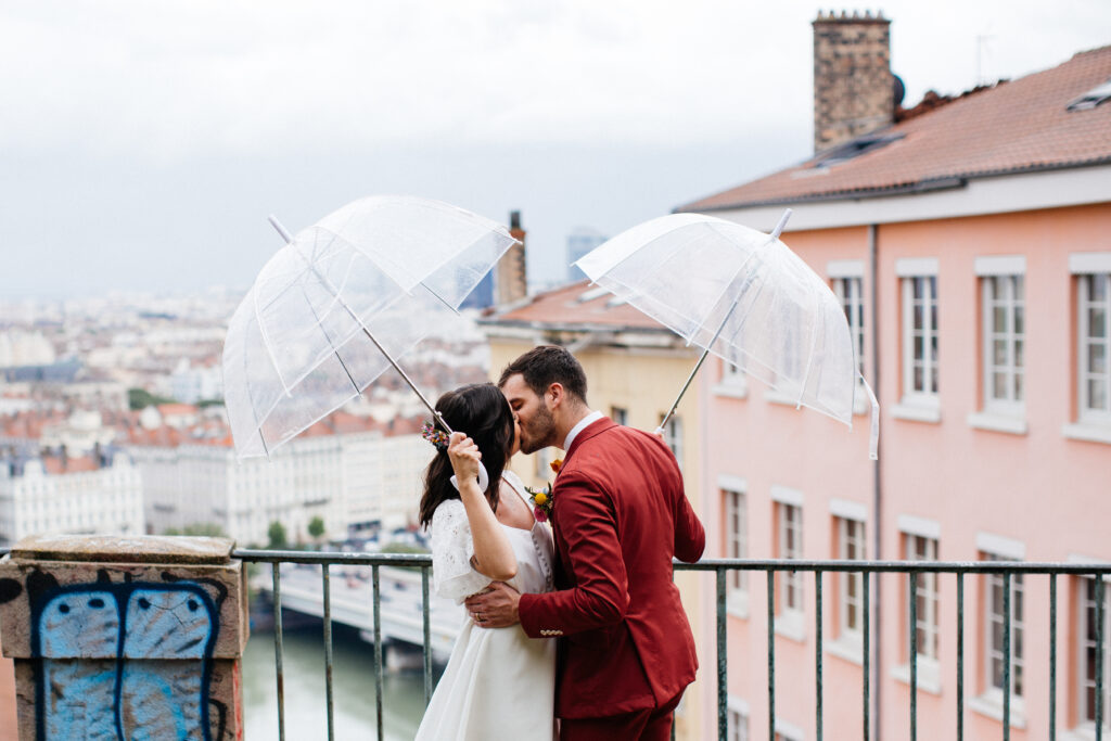 Couple, photo de couple, mariés, séance de photo de couple, rue, Lyon, parapluie