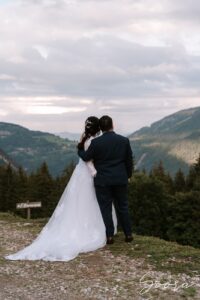 mariage montagne, mountain wedding, Alpes, montagne, couple, mariés, mariage, photo de couple, vue, wedding with a view