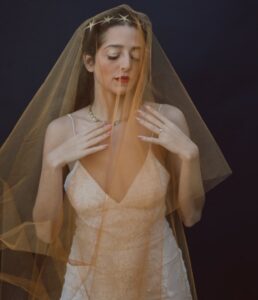 Voile de mariée coloré, idée voile de mariée coloré, inspiration voile de mariée colorée, voile colorée, mariage bord de mer, mariage soleil, organisatrice de mariage, organisation de mariage, voile de mariée branchée, voile de mariée jaune, voile de mariée rouge, voile de mariée bleu, wedding, wedding planner, wedding planner alpilles, wedding planner luberon, wedding planner provence, wedding planneuse, officiante de cérémonie aix en provence, officiante cérémonie avignon, officiante de cérémonie marseille, officiante de cérémonie pertuis, wedding planner bouches-du-rhônes, wedding planner vaucluse, wedding planner var, inspiration mariage 2022, inspiration mariage 2023, mariage lavande, organisatrice mariage lavandes, mariage avignon, voile colorée pastel, organisatrice de mariage sud