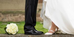 chaussures, pieds, mariée, marié, robe, costume, bouquet 