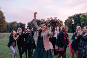 bouquet de fleur, lancer de bouquet, femme, célibataire, mariée