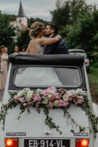 voiture, fleures, mariage, mariés, D Day Wedding Planner, wedding planner