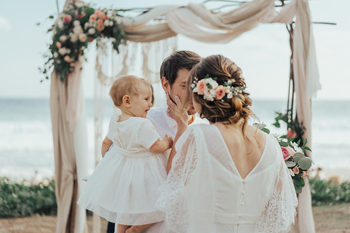  renouvellement de voeux, avec ou sans enfants à votre mariage , tenue civile, robe blanche, arche fleurie, robe petite fille, cérémonie