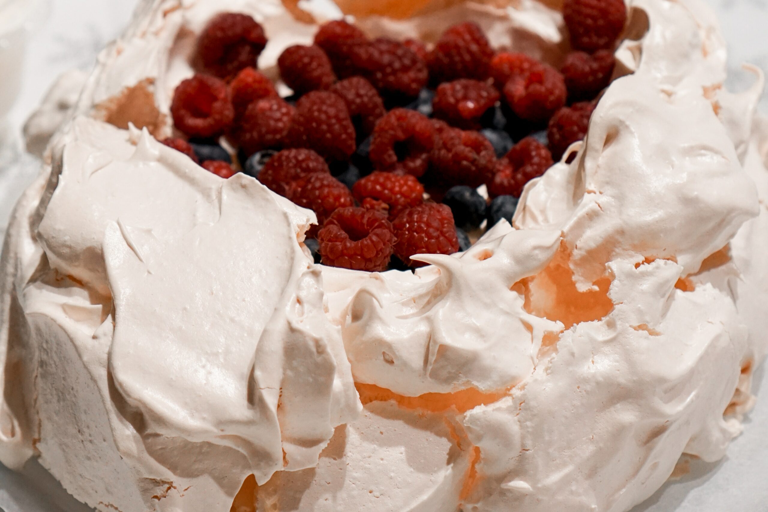 Dessert, meringue, fruits rouges