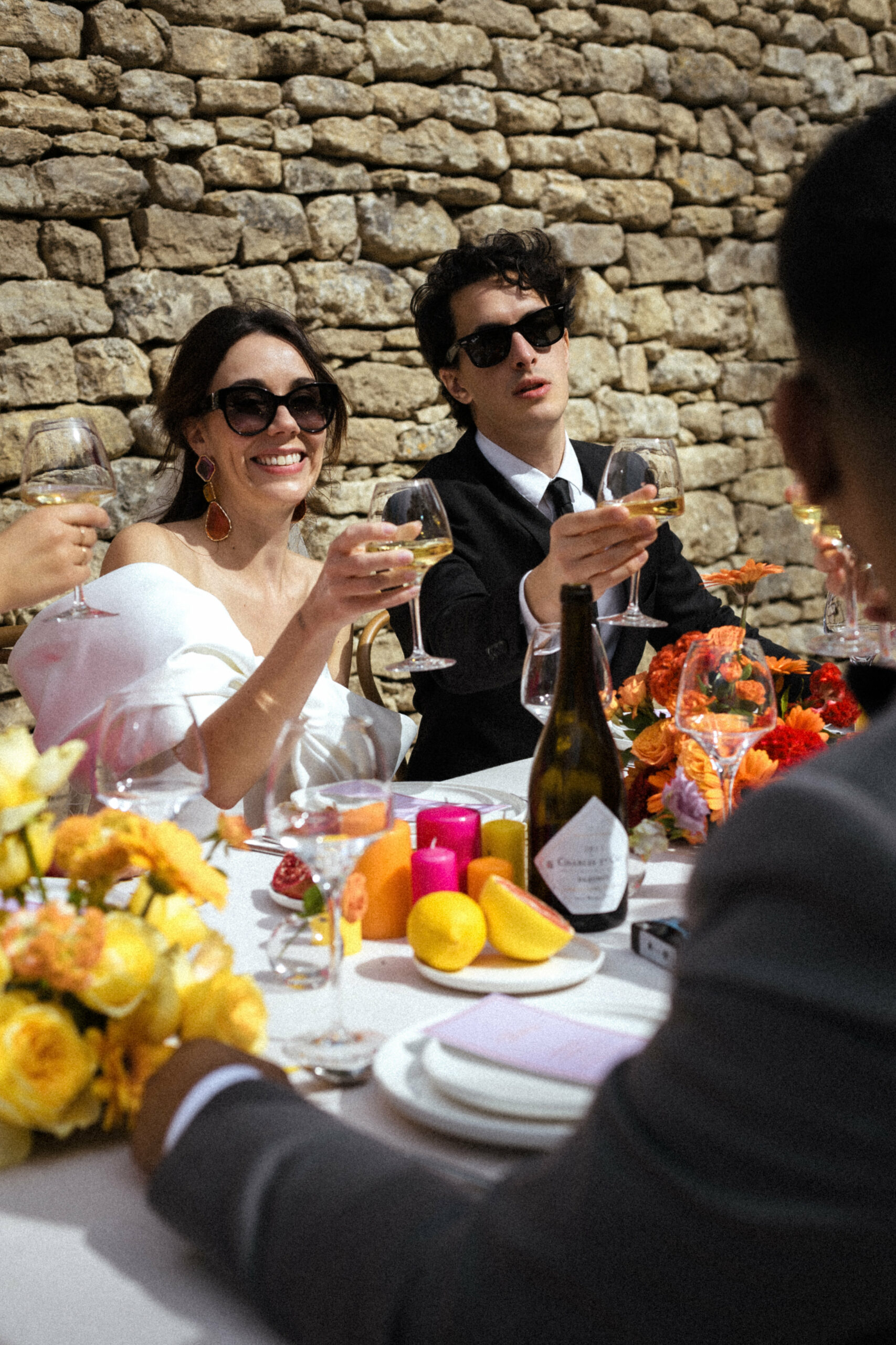 Mariage coloré, mariés, lunettes de soleil, champagne