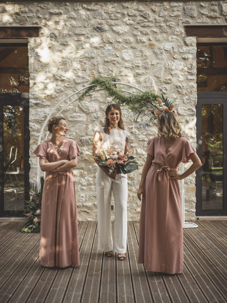 élopement, mariée, mariage, robe balnche, combinaison blanche, demoiselles d'honneur, témoin, arche, fleurs 