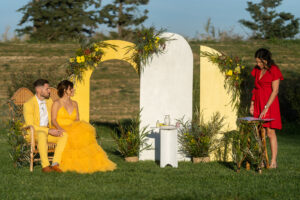 sunny love, yellow, mariage, cérémonie, wedding ceremony, arche, arche de cérémonie