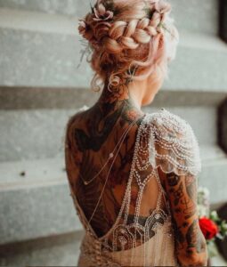 robe de mariée pour femme tatouée, mariage pour femme tatouée, mariage soleil, mariage bord de mer, mariée tatouée, organisatrice de mariage, organisation de mariage, robe de mariée branchée, robe de mariée funky, robe de mariée pour femme tatouée élégante, robe de mariée pour femme tatouée longue, tatouage mariage, wedding, wedding planner, wedding planner alpilles, wedding planner luberon, wedding planner provence, wedding planneuse, officiante de cérémonie aix en provence, officiante cérémonie avignon, officiante de cérémonie marseille, officiante de cérémonie pertuis, wedding planner Bouches-du-Rhônes, wedding planner Vaucluse, wedding planner Var, inspiration mariage 2022, inspiration mariage 2023, inspiration robe de mariée pour femme tatouée