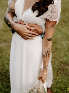 robe de mariée pour femme tatouée, mariage pour femme tatouée, mariage soleil, mariage bord de mer, mariée tatouée, organisatrice de mariage, organisation de mariage, robe de mariée branchée, robe de mariée funky, robe de mariée pour femme tatouée élégante, robe de mariée pour femme tatouée longue, tatouage mariage, wedding, wedding planner, wedding planner alpilles, wedding planner luberon, wedding planner provence, wedding planneuse, officiante de cérémonie aix en provence, officiante cérémonie avignon, officiante de cérémonie marseille, officiante de cérémonie pertuis, wedding planner Bouches-du-Rhônes, wedding planner Vaucluse, wedding planner Var, inspiration mariage 2022, inspiration mariage 2023, inspiration robe de mariée pour femme tatouée