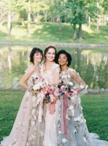 Témoins avec la mariée, dress code du mariage robe fleuries