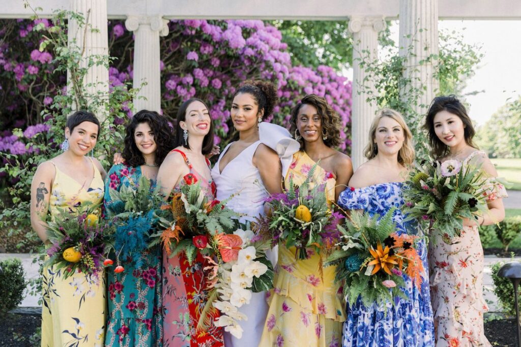Groupe de femmes avec des robes colorées