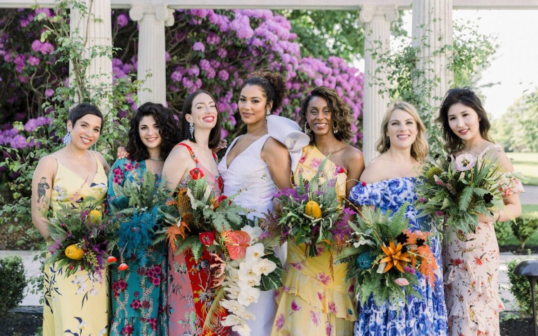 Groupe de femmes avec des robes colorées