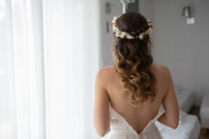 Robe de mariée, coiffure de mariage