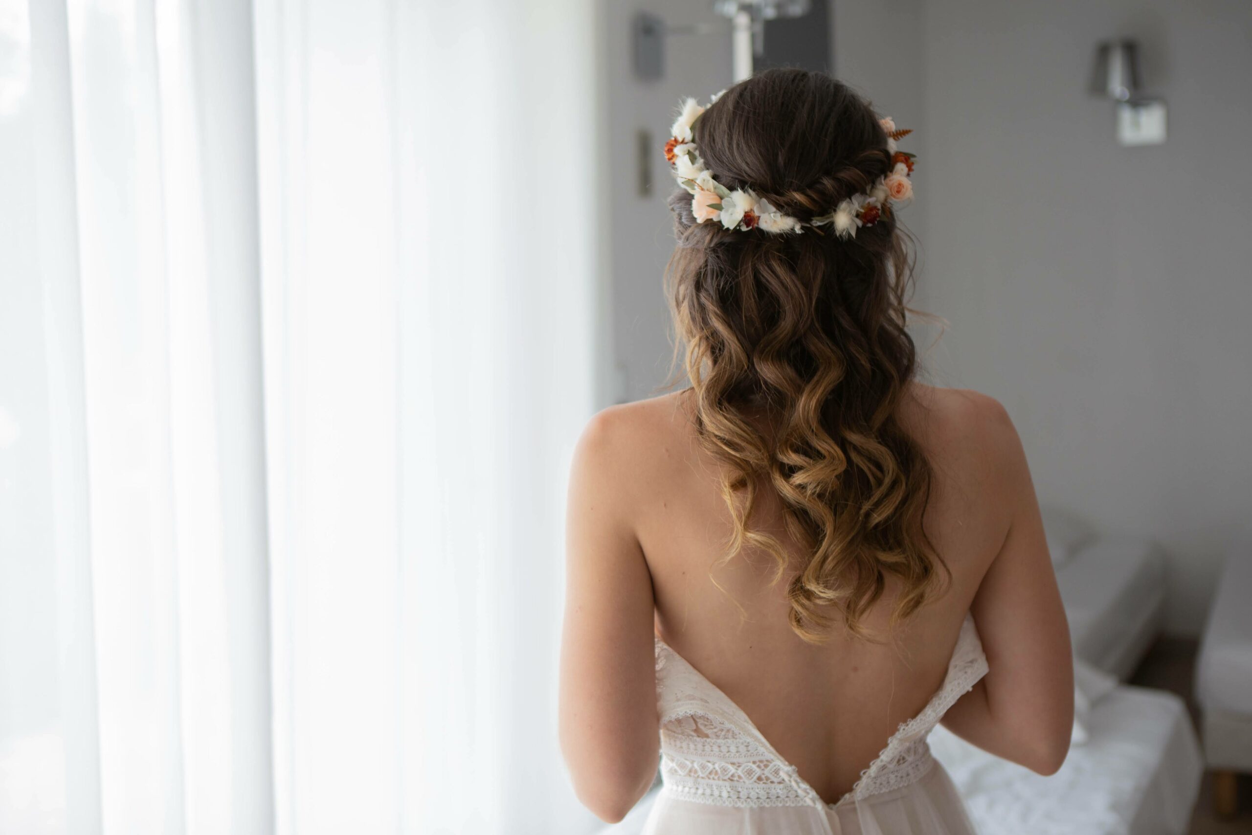 Robe de mariée, coiffure de mariage, mise en beauté mariée