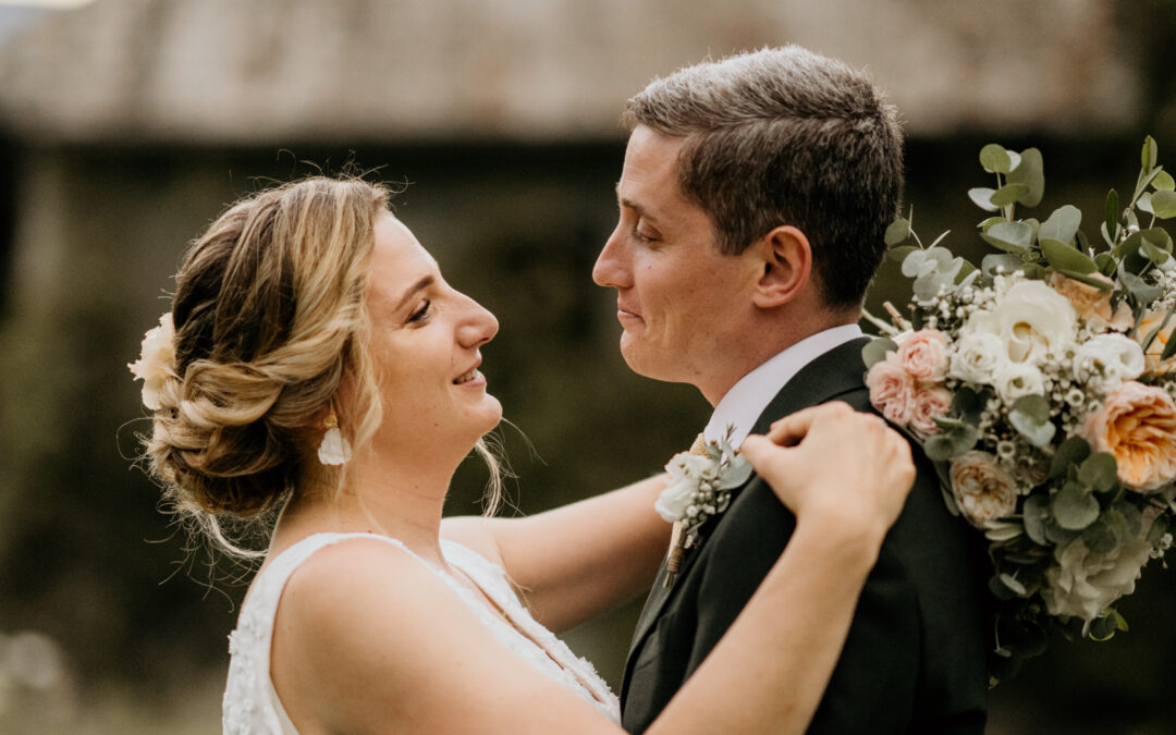 couple, robe, blanc, costume, vert, mariés, fleurs