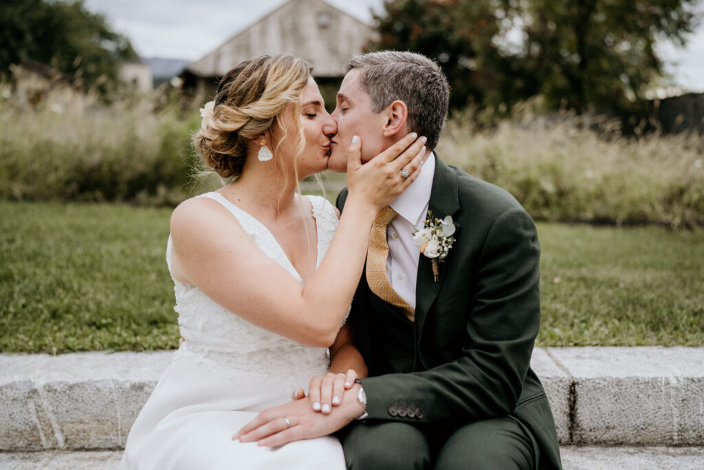 couple, mariés, bisous, robe blanche, costume vert, cravate jaune