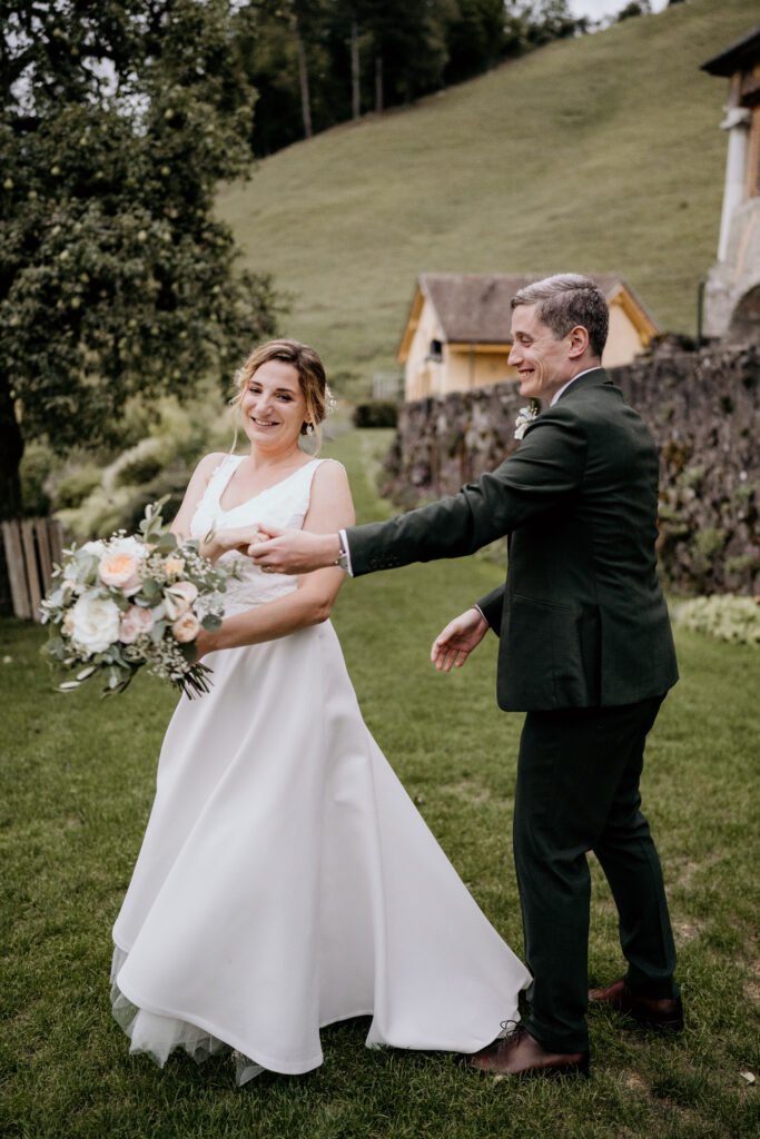 couple, mariés, robe blanche, fleurs, bouquet, costume, vert, champs, campagne