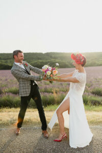 Mariés, séance couple,  golden hour, bouquet de la mariée,bouquet de fleurs dans les mains