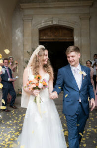 Sortie d’église, couple, robe de mariée, fleurs