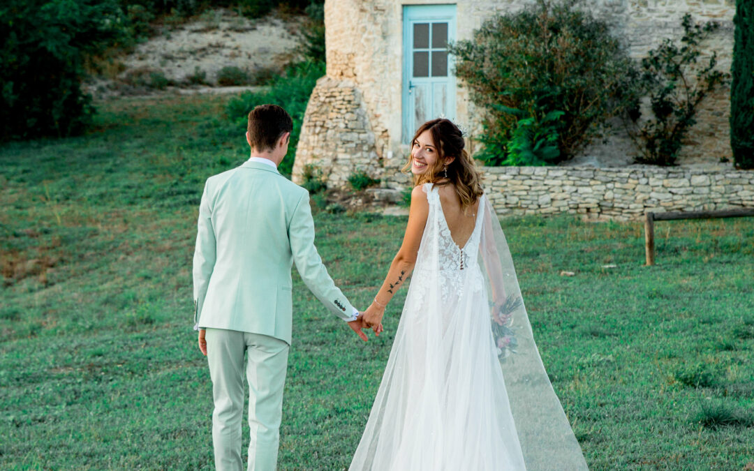 Couple, mariés, mariage, robe blanche, costume vert, longue robe, voile épaule