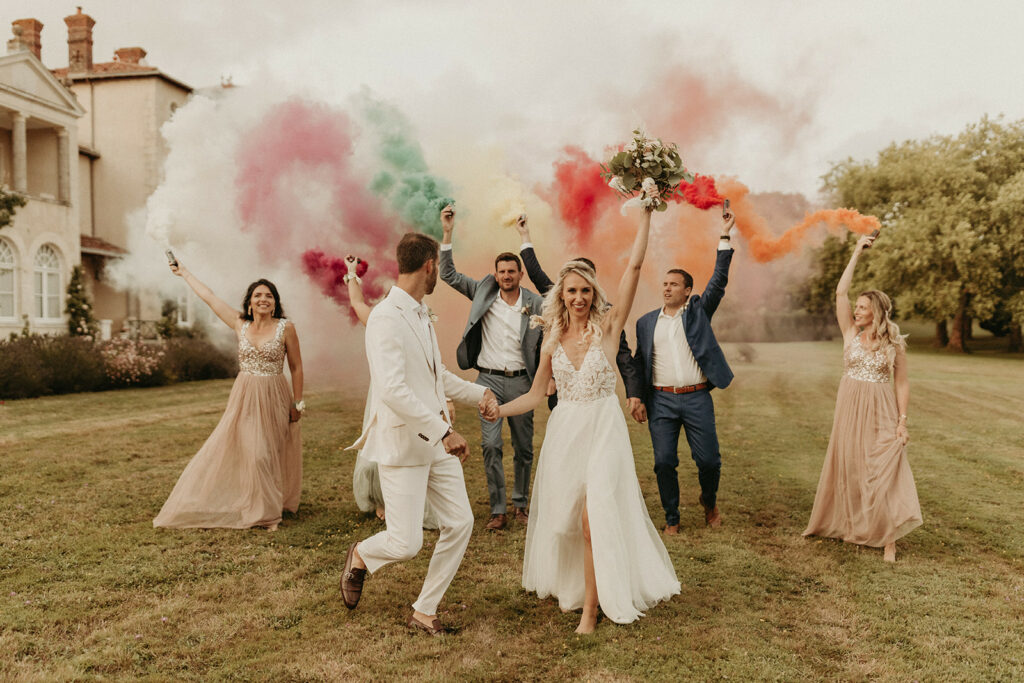 fumigènes colorés, photo de groupe, souvenir mariage, artifice, animation originale mariage, alternatives feu d'artifice