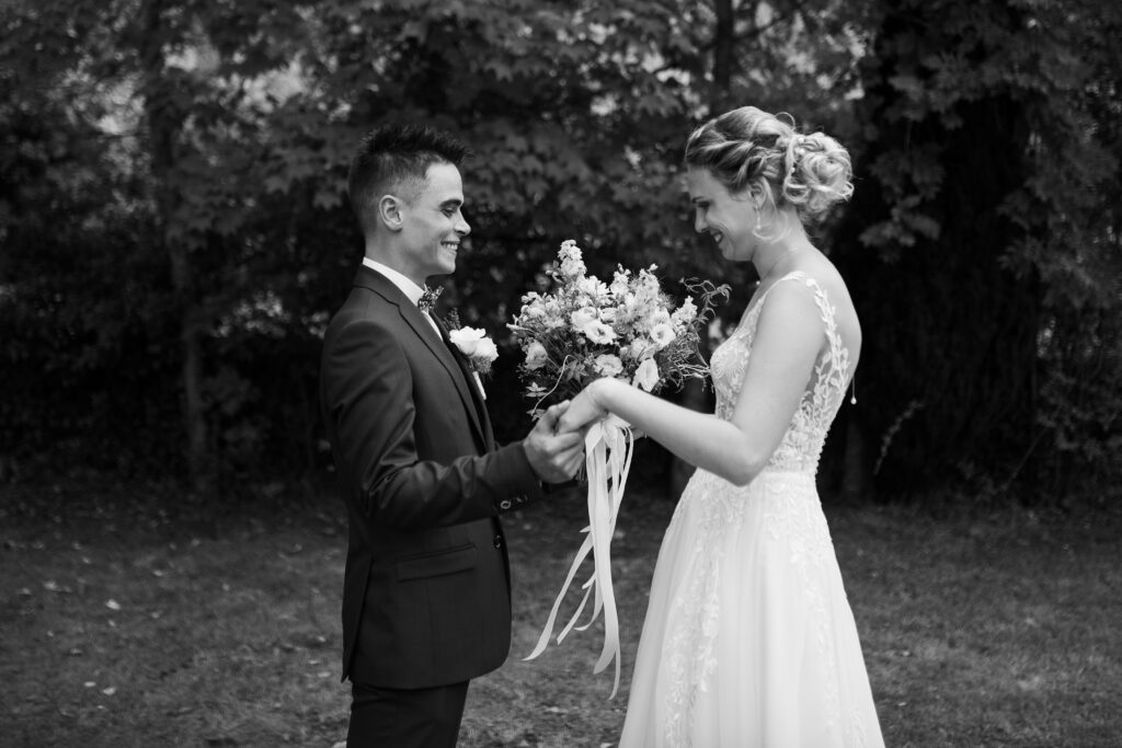 couple, mariés, first look, bouquet de mariée, robe blanche, costume de marié, coiffure de mariée, chignon, boutonnière, nœud papillon à motifs 