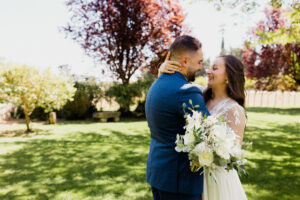 mariés, mariage, mariage en Alpes, mariage Annecy, bonheur, wedding planner, photo couple, photo mariés, lieux de réception Annecy, Château de Faverges, couple, mariés, costume bleu, robe blanche, bouquet vert et blanc,